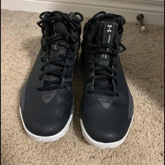Under armour Basketball Shoes - Picture 2 of 3